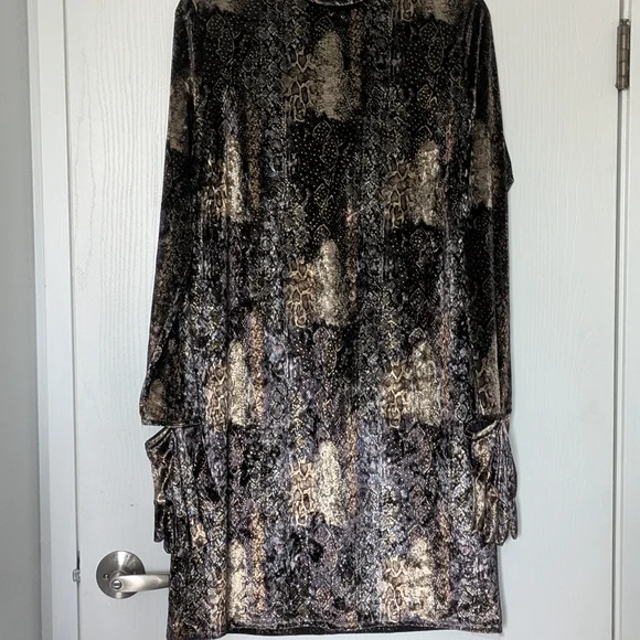 Elegant Long Sleeve Black and Gold Dress - Picture 1 of 2